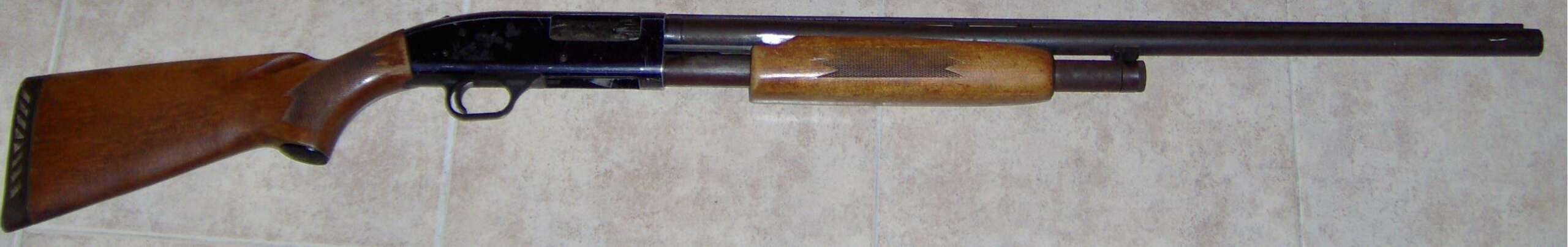 A wood-stocked Mossberg 500AL pump shotgun